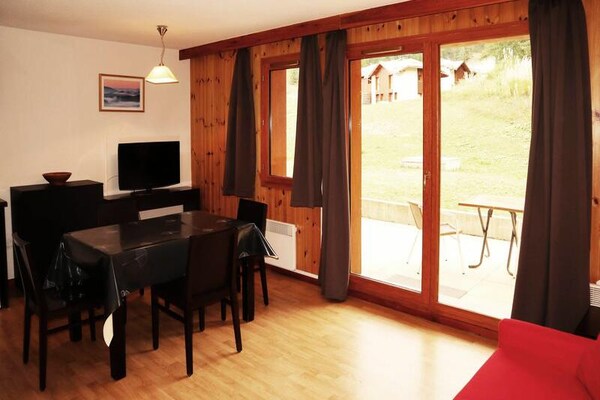 Appartement aan de piste in Les Orres 1800 met zuidterras en wellness - thumbnail 1