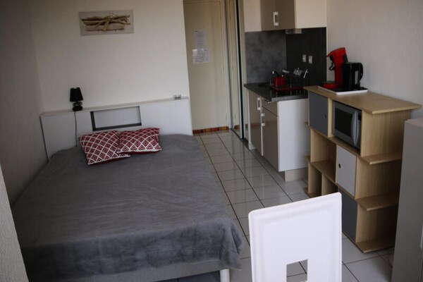Knusse studio met zwembadzicht in Port Venus Residence, Cap d'Agde - thumbnail 3