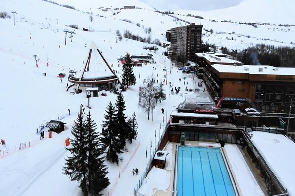 Knusse studio op de piste in Le Corbier met zuidbalkon en zwembad - thumbnail 2