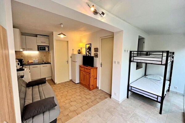 Licht appartement met airco en terras nabij de kust van Marseillan - thumbnail 3