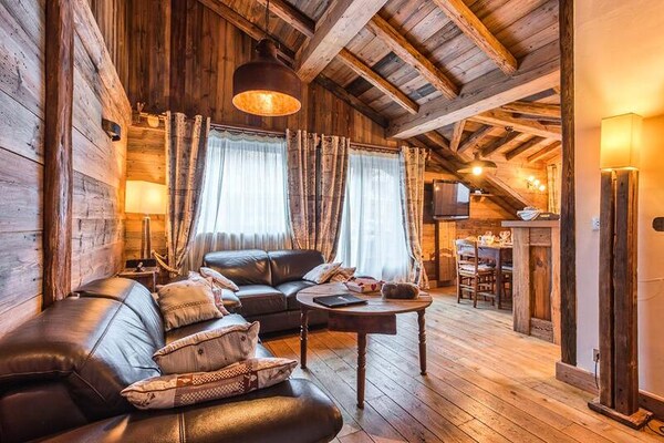 Luxueus appartement in hartje Courchevel 1850 met balkon en skiberging - thumbnail 1