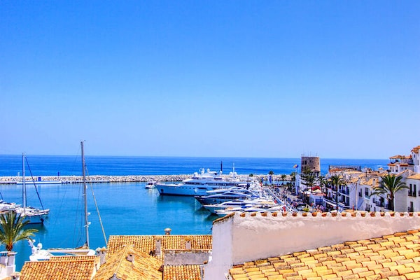 Stijlvol appartement aan de haven van Puerto Banús, Marbella - thumbnail 1