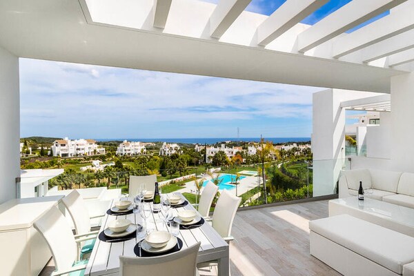 Luxe appartement aan kristalheldere lagune bij Estepona - thumbnail 2