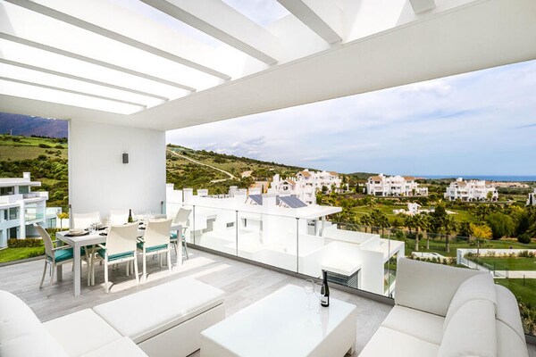 Luxe appartement aan kristalheldere lagune bij Estepona - thumbnail 3