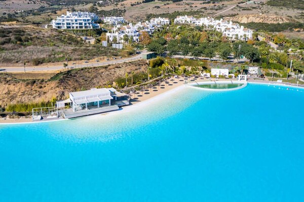 Luxe appartement aan kristalheldere lagune bij Estepona - thumbnail 4