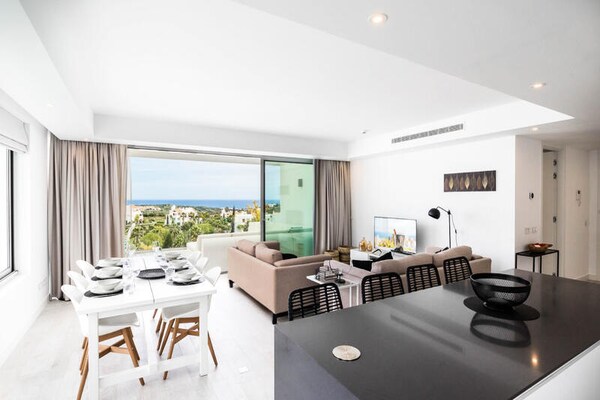 Luxe appartement aan kristalheldere lagune bij Estepona - thumbnail 6