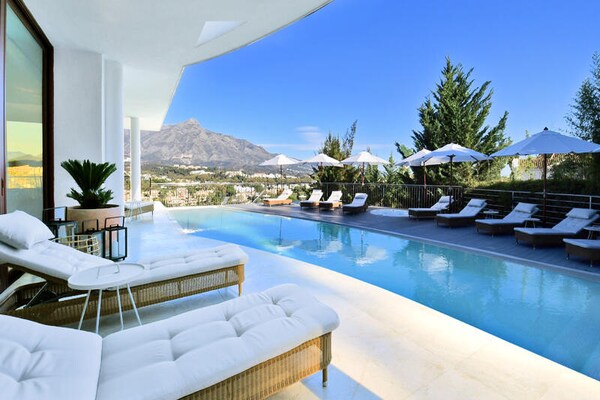 Luxe villa voor 16 personen in Nueva Andalucía met privézwembad en panoramisch uitzicht op zee - thumbnail 1