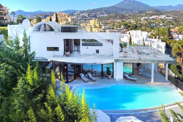Luxe villa voor 16 personen in Nueva Andalucía met privézwembad en panoramisch uitzicht op zee - thumbnail 2