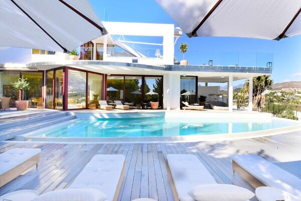 Luxe villa voor 16 personen in Nueva Andalucía met privézwembad en panoramisch uitzicht op zee - thumbnail 3