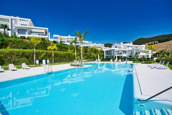 Luxe appartement aan kristalheldere lagune in Casares, vlakbij Marbella - thumbnail 3