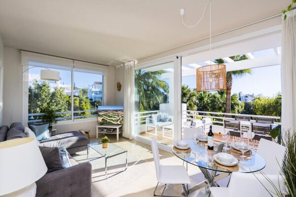 Modern appartement met privétuin en toegang tot kristalheldere lagune in Casares - thumbnail 2