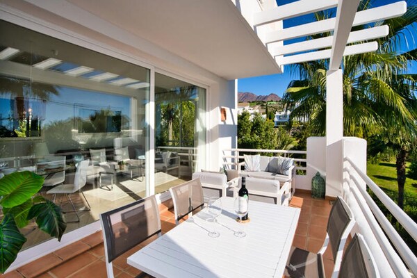 Modern appartement met privétuin en toegang tot kristalheldere lagune in Casares - thumbnail 6