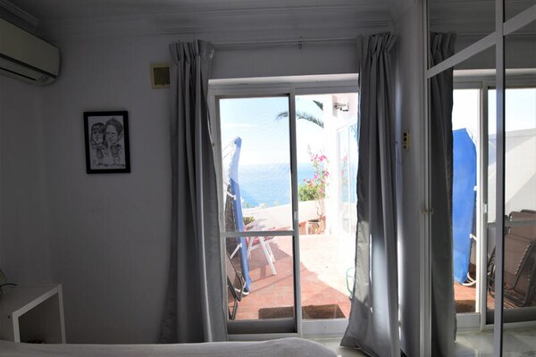 Heuveltop appartement met panoramisch zeezicht en zwembad in Nerja - thumbnail 4