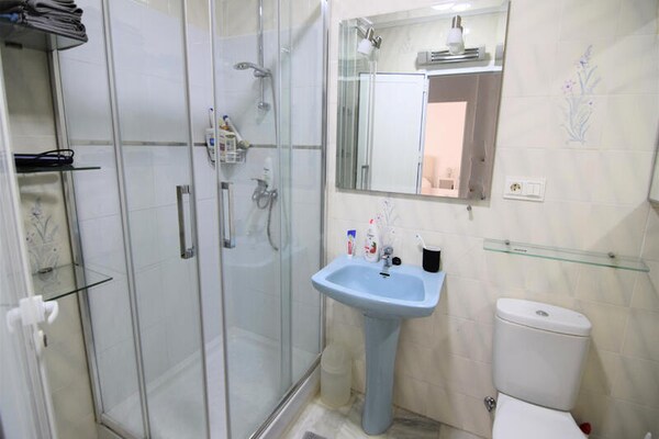 Heuveltop appartement met panoramisch zeezicht en zwembad in Nerja - thumbnail 5