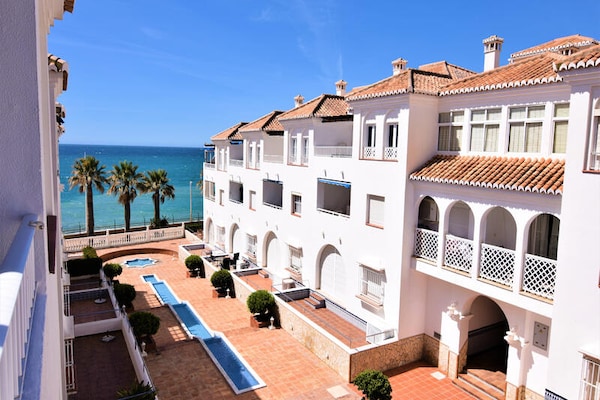Stylish appartement in hartje Nerja, 50m van strand Playa Torrecilla - thumbnail 1