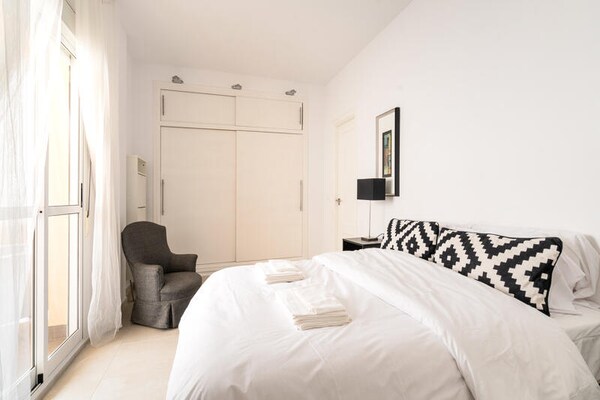 Licht appartement op 100 meter van Playa Sabinillas, met airco en balkon - thumbnail 3