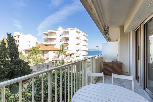 Appartement in Antibes met zeezicht, zwembad en terras op 100m van strand - thumbnail 1