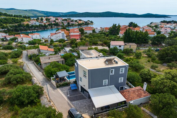 Modern appartement met privézwembad nabij het strand van Žaborić - thumbnail 1