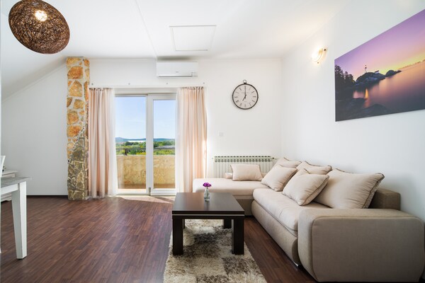 Villa Olea: Luxe groepsvakantie met verwarmd zwembad en wellness nabij Šibenik - thumbnail 3