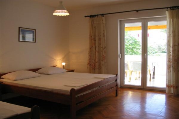 Zonovergoten appartement met terras vlakbij strand Banjol - thumbnail 4