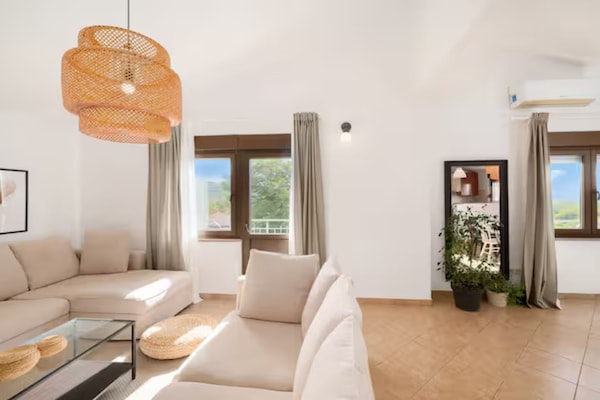 Villa Mima Pool Retreat: Luxe vijfkamer villa met privézwembad in Lovreć - thumbnail 4