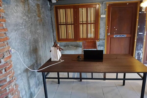 Private Twin Retreat: knus verblijf met gedeelde badkamer in hartje Chiang Mai - thumbnail 2