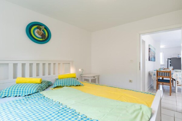 Op 700 m van het strand: Rustgevend appartement in Novalja - thumbnail 6