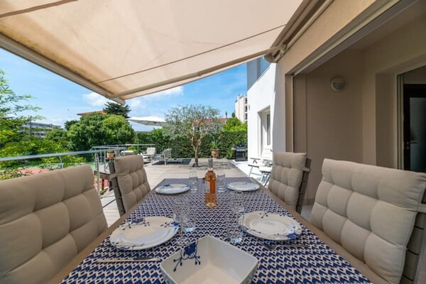 Au Cœur de Juan-les-Pins: modern appartement met groot terras op 250m van het strand - thumbnail 5