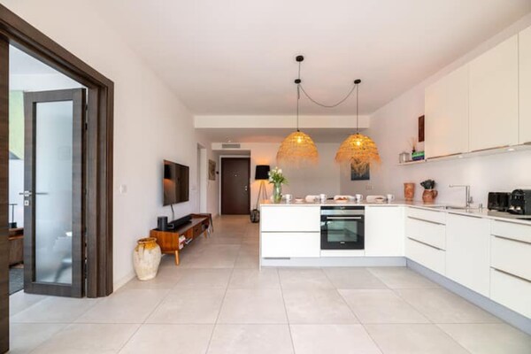 Au Cœur de Juan-les-Pins: modern appartement met groot terras op 250m van het strand - thumbnail 3