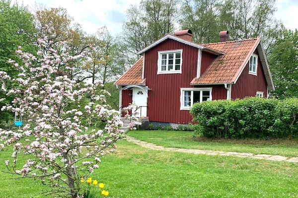 Idyllisch rood vakantiehuis aan de golfbaan bij Tving, Zweden - thumbnail 1