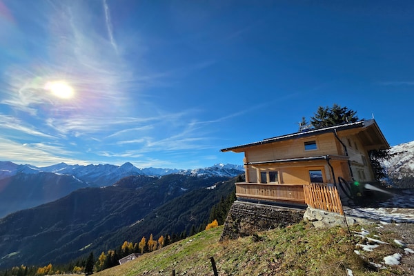 Vrijstaande chalet op 1700m in Hippach met panoramisch uitzicht over het Zillertal - thumbnail 1
