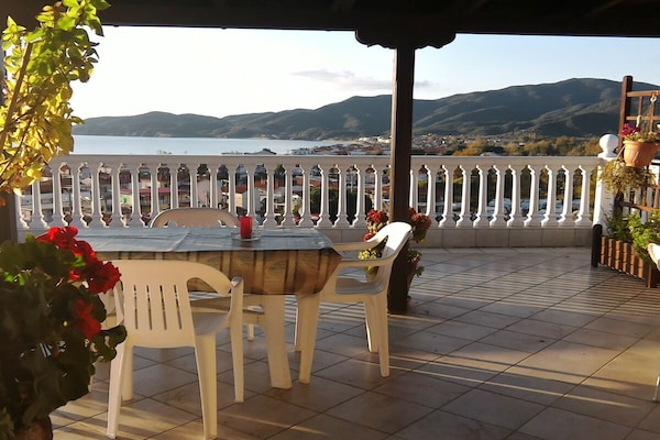 Sfeervol appartement met panoramisch dakterras nabij het strand van Sarti - thumbnail 2