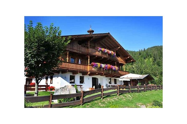 Zonnig vakantiehuis op 1000m hoogte met sauna & panoramisch uitzicht - thumbnail 2