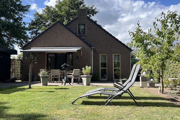Vrijstaande bungalow met jacuzzi in groen vakantiepark Ewijk - thumbnail 1