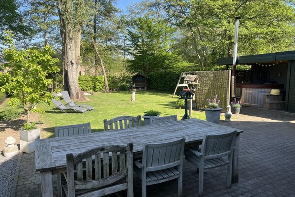 Vrijstaande bungalow met jacuzzi in groen vakantiepark Ewijk - thumbnail 6