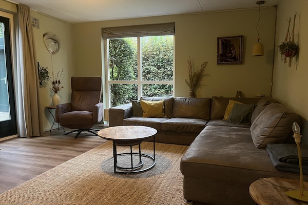 Vrijstaande bungalow met jacuzzi in groen vakantiepark Ewijk - thumbnail 2