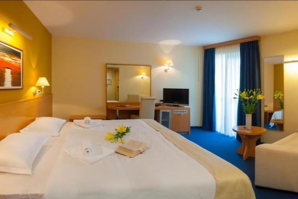 Premium Double Room in Boutique Hotel Saudade, direct aan het strand in Gradac - thumbnail 1