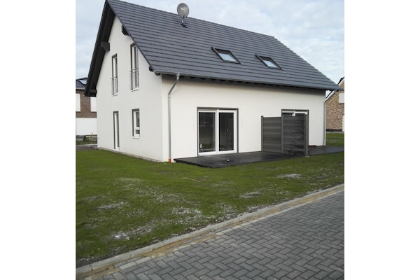 Ruim appartement met sauna op 1 km van strand in Burhave - thumbnail 1