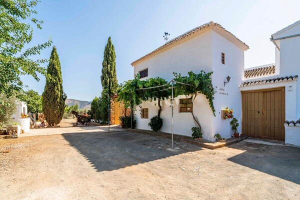 Ruim Andalusisch vakantiehuis met privézwembad en uitzicht op de bergen - thumbnail 1