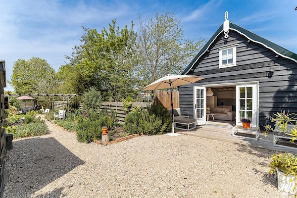 Modern vakantiehuis met grote tuin in hartje Vrouwenpolder, strand op loopafstand - thumbnail 1