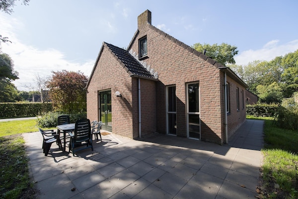 Vrijstaande 7-persoons sauna bungalow in bosrijk Ewijk, nabij Nijmegen - thumbnail 1