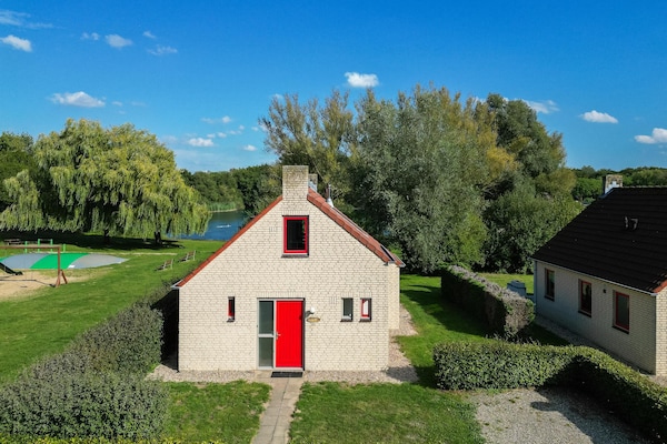Vrijstaande bungalow aan recreatiemeer in Ewijk voor 6 personen - thumbnail 1