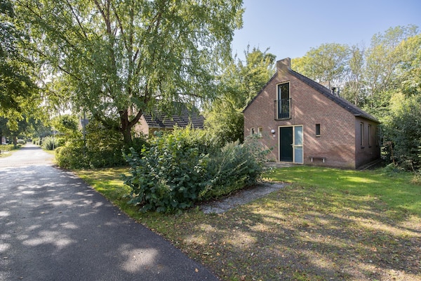 Vrijstaande sauna bungalow voor 6 personen in groen park bij Ewijk - thumbnail 1