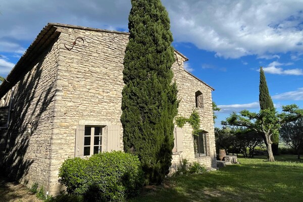 Provençaals familiehuis met privézwembad en panoramisch uitzicht op Gordes - thumbnail 6