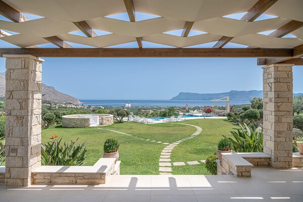 Villa Aloni: Luxe villa met infinitypool en zeezicht bij Kissamos, Kreta - thumbnail 6