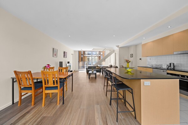 Modern appartement in New Acton met zwembad, sauna en balkon op loopafstand van centrum Canberra - thumbnail 3