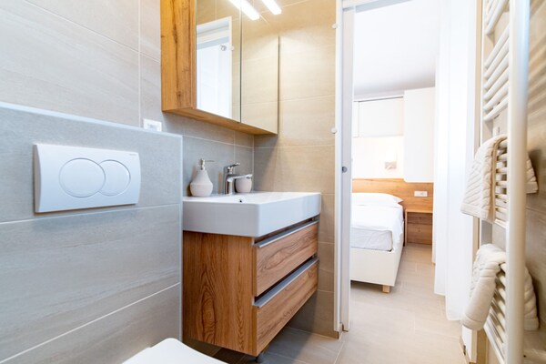 Knus appartement met terras op 100 meter van het strand in Banjol - thumbnail 4