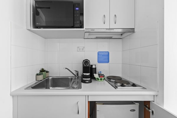 Lichte studio met zwembad in hartje Parramatta - thumbnail 4