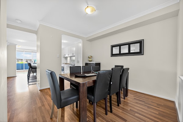 Kanaalzicht Appartement in Halls Head – Ruim, Zwembad & Nabij Cafés - thumbnail 4