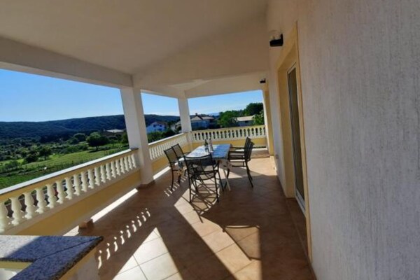 Ruim 5-persoons appartement met terras in Kampor, vlakbij strand Rab - thumbnail 4